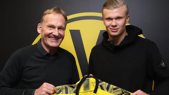 国安球员列队欢迎两位久违强援入队，中超金靴意外领衔，值得期待（两位久违强援归队获国安将士列队相迎，中超金靴意外打头阵，看点十足）