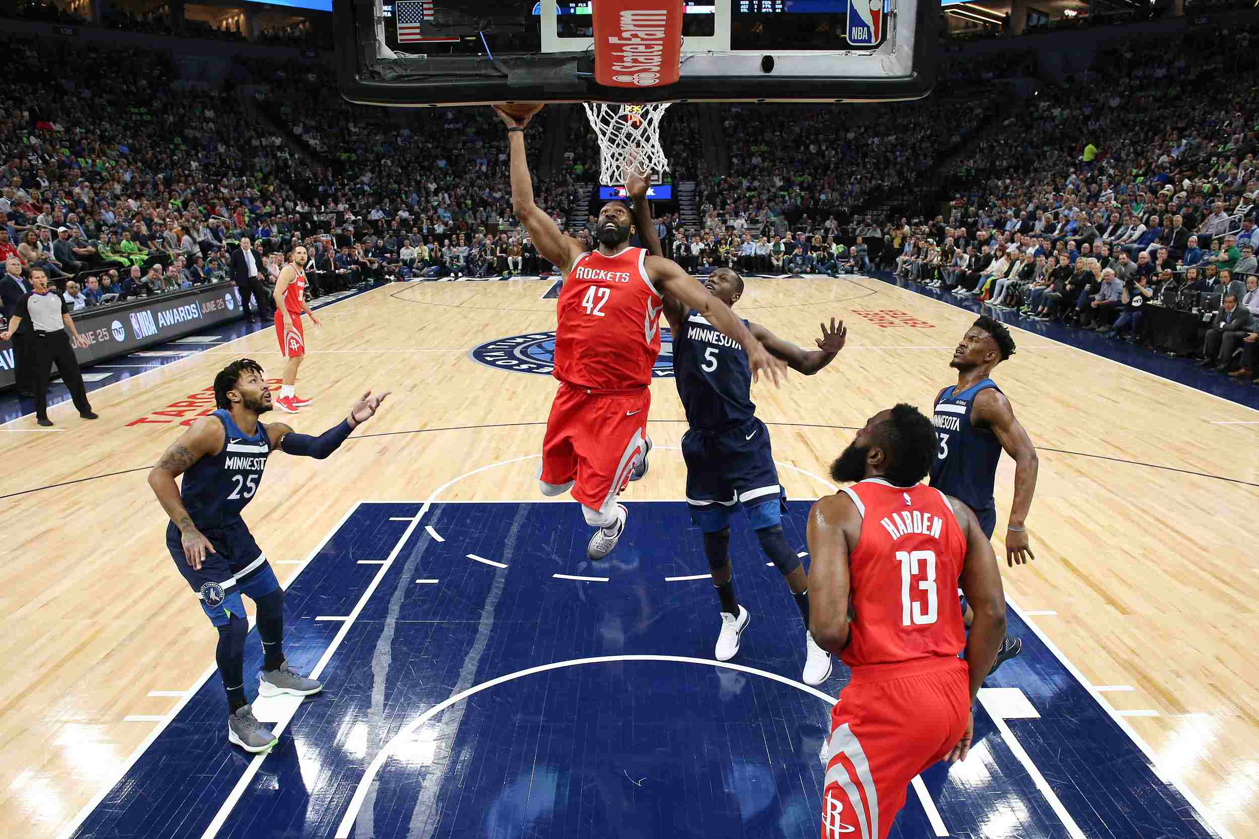 跋涉近18小时，15岁小球迷在球场外山上直播解说解放者杯决赛（15岁球迷徒步近18小时登上球场外山头，直播解说解放者杯决赛）